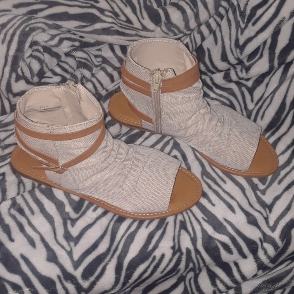 Tan strappy summer sandles
